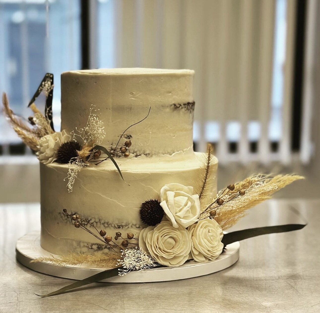 A simple, elegant cutting cake